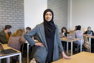 Docent Wassila Aamri in de klas