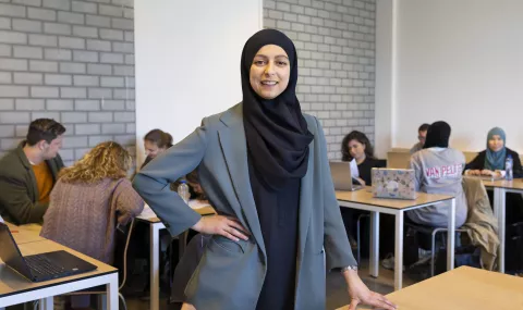 Docent Wassila Aamri in de klas